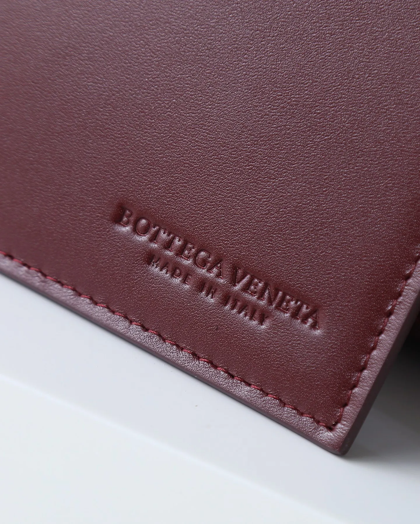 1000. BOTTEGA VENETA's 2025 new product pinacoteca has super soft leather, and the weaving function, practicality and relaxed fashion sense have not been lost ❤️‍🔥Amway is a must-have bag for sisters when going out. The size also accurately meets the commuting needs of urban beauties, and it can fit everything! ! ! 🔥The capacity should not be underestimated~ It doesn’t pick the person, the occasion, or the occasion. With its majestic curved outline, exquisite woven texture, delicate edges and rounded handles, this woven vegetable basket bag truly achieves the goal of “dressing up and being fashionable without getting in the way”~ Are you interested in Jimei? Style number: 819004 Size: 24*15*12cm